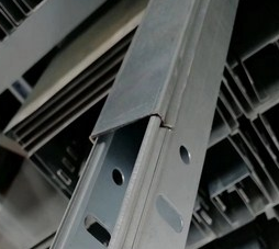 龐大自扣橋架