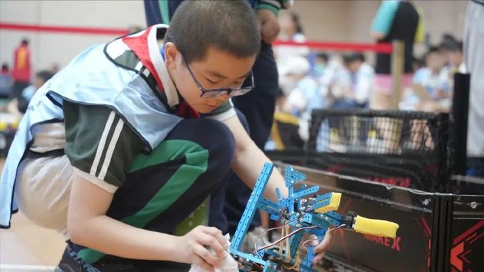 無錫市塔影中學(xué)科技教育創(chuàng)新成果顯著 教育科技開發(fā)屢獲佳績